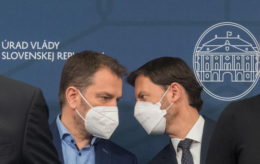Na snímke zľava minister financií SR Igor Matovič a premiér SR Eduard Heger (obaja OĽaNO). FOTO TASR - Martin Baumann