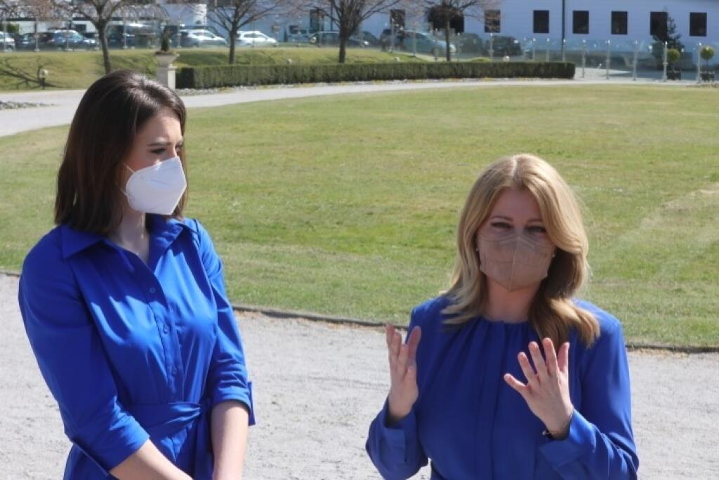 Petra Vlhová a prezidentka Zuzana Čaputová sa spoločne prešli aj po záhrade.