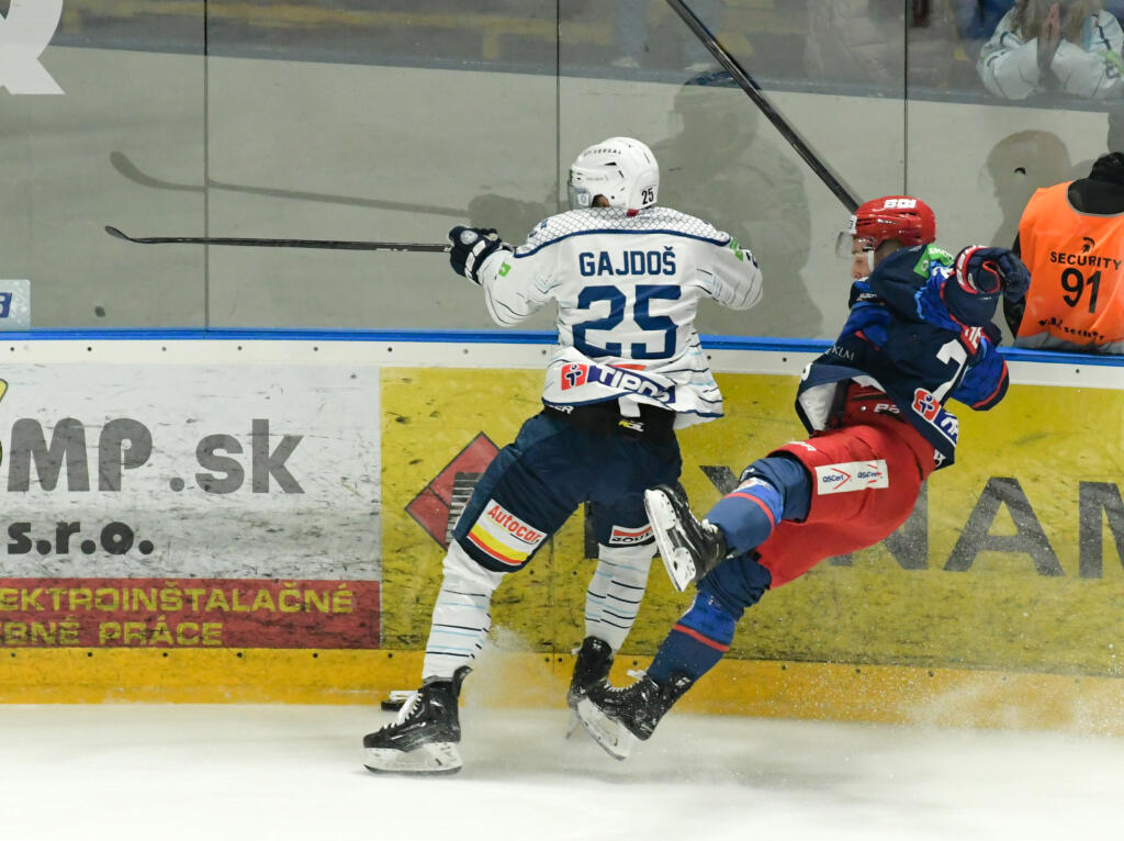 Na snímke zľava František Gajdoš (Nitra) a Marek Hecl (Zvolen) bojujú o puk v zápase 20. kola hokejovej Tipos extraligy medzi HK Nitra a HKM Zvolen v Nitre v piatok 25. novembra 2022.