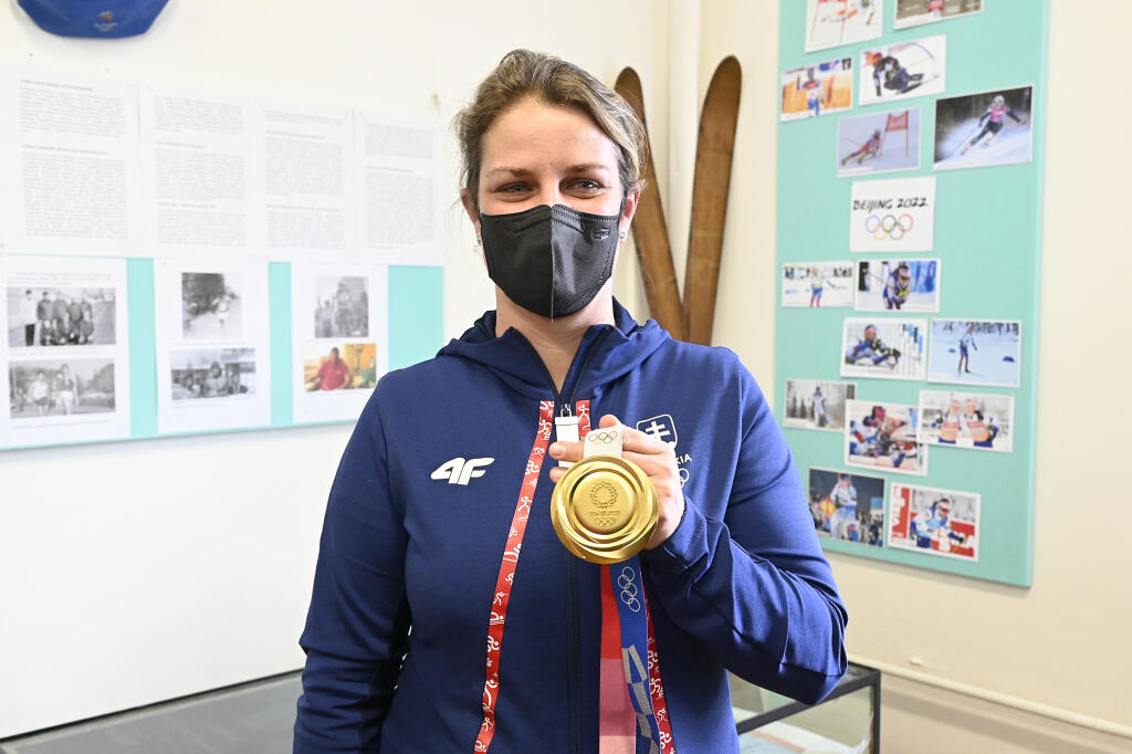 Na snímke športová strelkyňa Zuzana Rehák-Štefečeková pózuje so zlatou medailou z Tokia 2020 počas otvorenia výstavy o histórii olympijských hier a olympionikoch z regiónu, ktorú pripravili pedagógovia a žiaci Gymnázia M. R. Štefánika v Novom Meste nad Váhom 31. januára 2022. FOTO TASR - Radovan Stoklasa