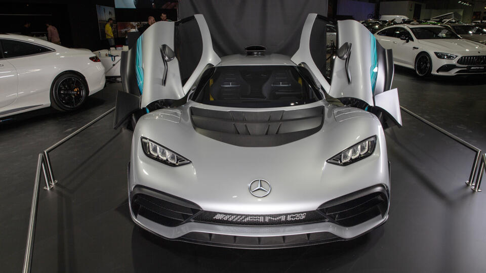 Z Mercedesu AMG Project One sa vyrobí len 275 kusov. Všetky už majú svojho majiteľa.