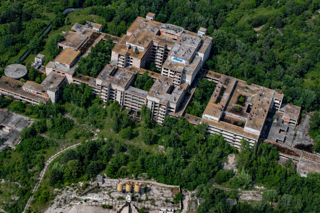 Bratislava z lietadla. Na snímke je skelet rozostavanej nemocnice na Rászochách.