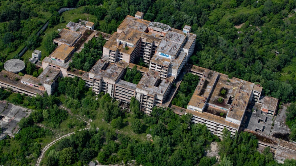 Bratislava z lietadla. Na snímke je skelet rozostavanej nemocnice na Rászochách.