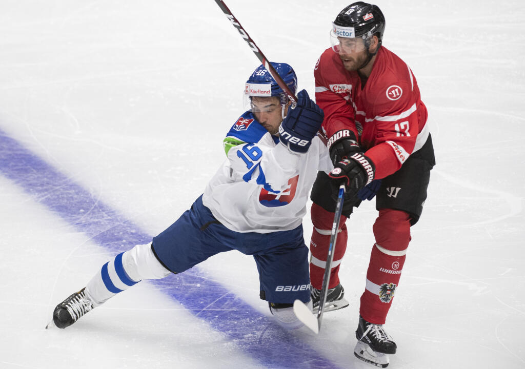 Na snímke vľavo Róbert Lantoši (Slovensko) a vpravo Patrick Obrist (Rakúsko) počas zápasu D-skupiny olympijskej kvalifikácie na ZOH v Pekingu Rakúsko - Slovensko 26. augusta 2021 v Bratislave. FOTO TASR - Martin Baumann