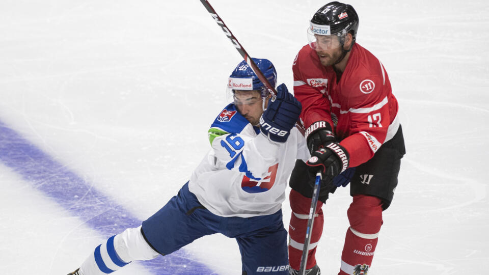 Na snímke vľavo Róbert Lantoši (Slovensko) a vpravo Patrick Obrist (Rakúsko) počas zápasu D-skupiny olympijskej kvalifikácie na ZOH v Pekingu Rakúsko - Slovensko 26. augusta 2021 v Bratislave. FOTO TASR - Martin Baumann