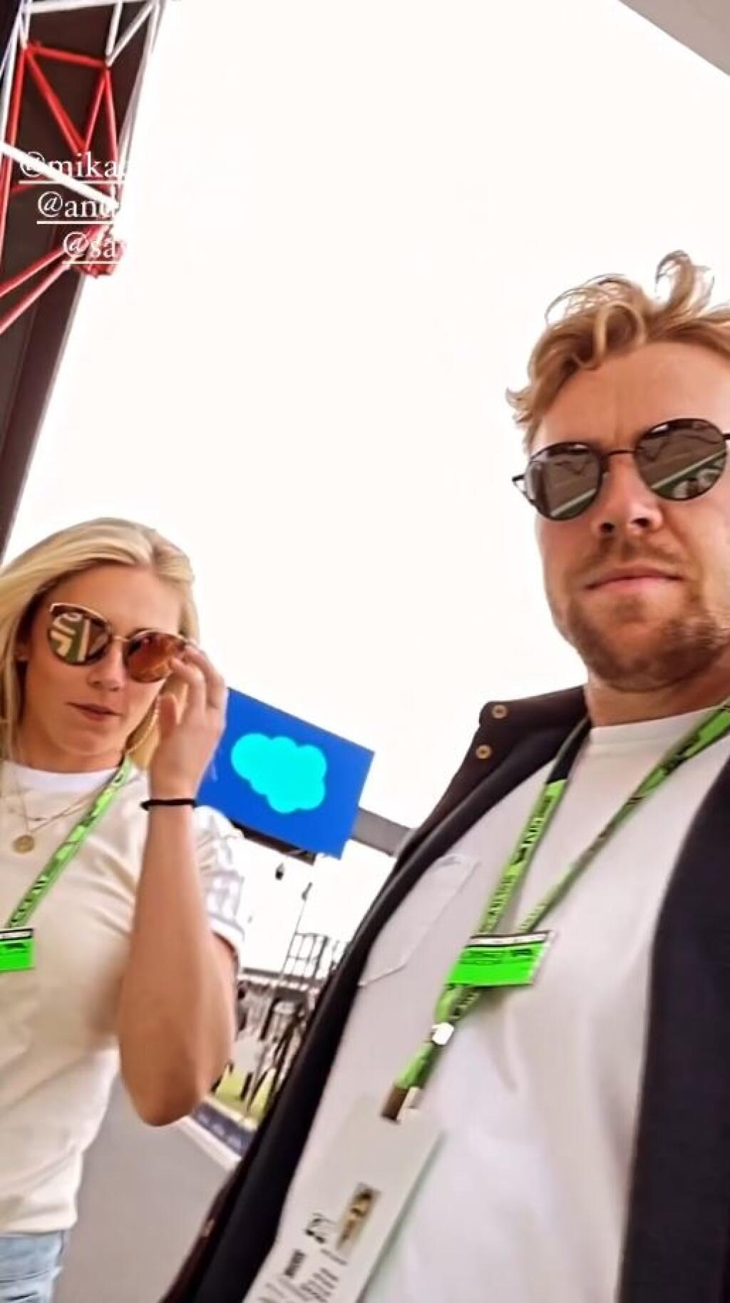Teraz patria medzi najkrajšie páry na svete, vo svojich kariérach sa podporujú a užívajú si spolu každú chvíľku. V lete navštívili preteky F1, odkiaľ uverejnili viacero záberov.