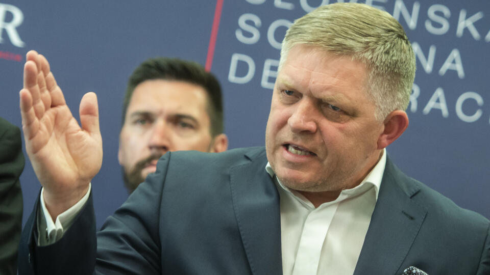 Na snímke predseda strany Smer-SD Robert Fico hovorí počas tlačovej konferencie po zasadnutí vedenia strany Smer-SD 21. apríla 2022 v Bratislave. FOTO TASR - Martin Baumann     