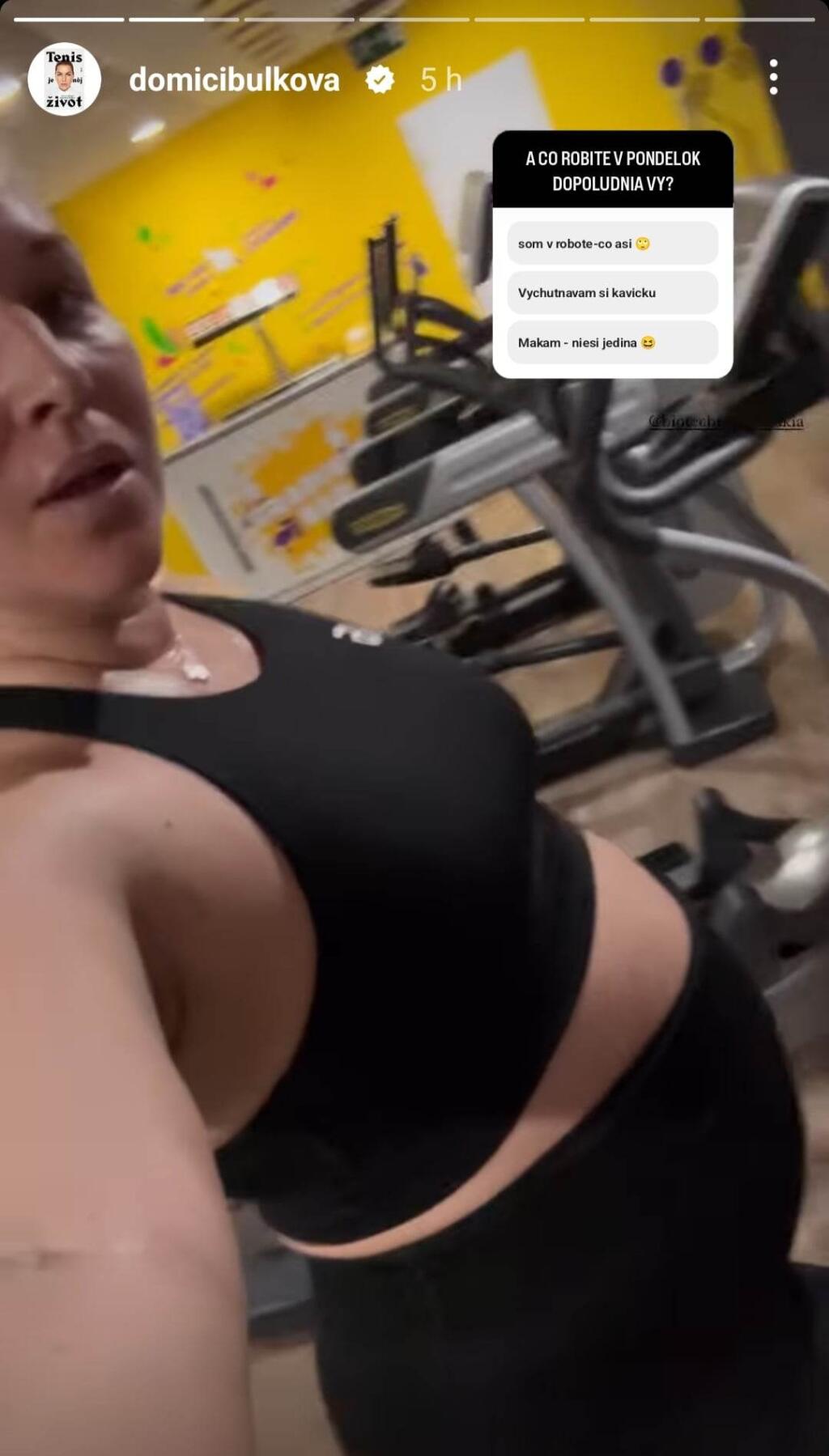 Dominika chodí do fitka až príliš často. Minimálne raz za deň na Instagram pridá príbeh v ktorom cvičí s vypuklým bruškom.
