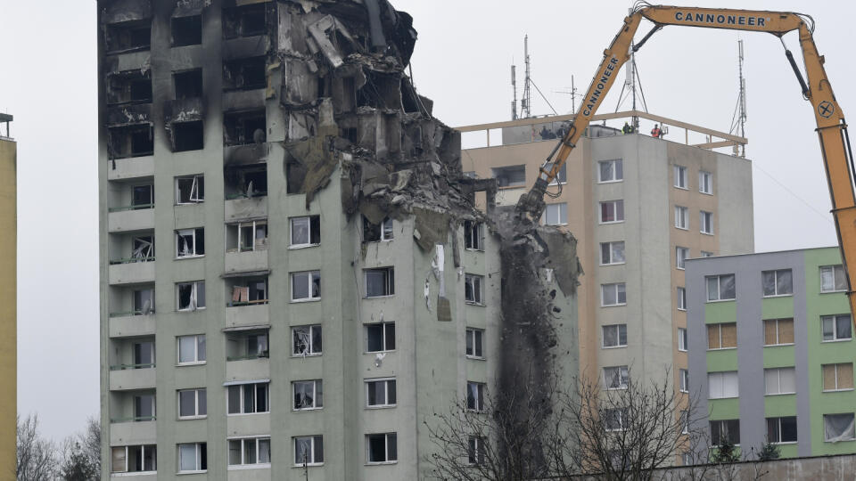 Špecializovaná stavebná firma z Českej republiky začala v pondelok ráno 16. decembra 2019 s postupnou likvidáciou najvyšších poschodí bytového domu č. 7 na Mukačevskej ulici v Prešove, ktorý 6. decembra zničil výbuch plynu.  Bytovku likvidujú pomocou špeciálneho stroja so 68-metrovým ramenom. Technika prišla aj za asistencie polície z Česka do Prešova v piatok (13. 12.) popoludní.  Výbuch plynu a následný požiar v 12-podlažnej bytovke na prešovskom sídlisku 6. decembra neprežilo sedem ľudí a jed