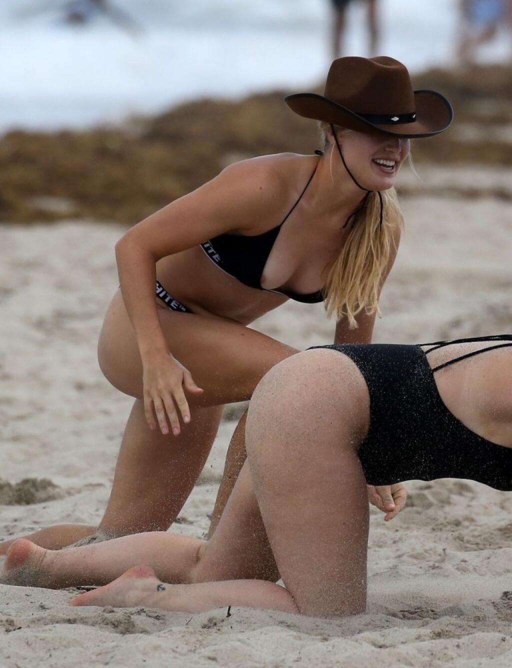 Tenistka Eugenie Bouchardová s počas dovolenky na Miami pobila s kamarátkou priamo na pláži. V zápale boja jej vyskočila z plaviek bradavka.