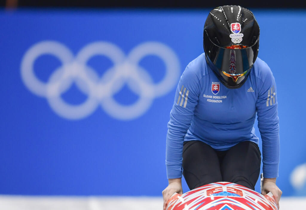 Na snímke slovenská bobistka Viktória Čerňanská počas prvej tréningovej jazdy v novej olympijskej disciplíne monoboby žien v Jen-čchingu počas ZOH 2022 v Pekingu vo štvrtok 10. februára 2022.