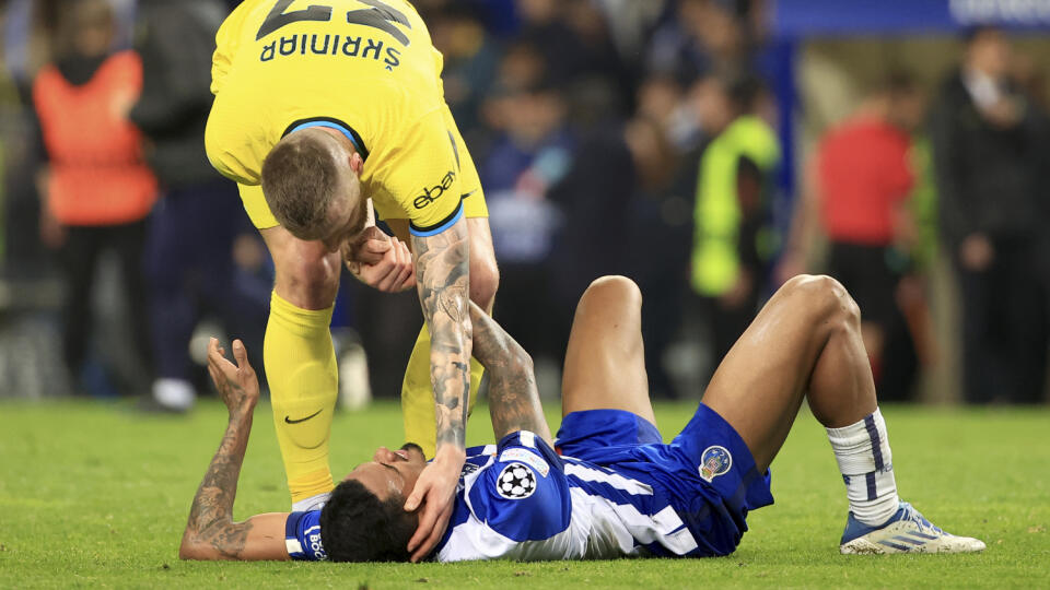 EBE 1 Porto - Na snímke hore slovenský obranca Interu Miláno podáva ruku hráčovi Porta Galenovi na záver odvety osemfinále Ligy majstrov vo futbale FC Porto - Inter Miláno (0:0) v utorok 14. marca 2023. FOTO TASR/AP
Inter Milan's Milan Skriniar shakes hands with Porto's Galeno at the end of the Champions League round of 16, 2nd leg, soccer match between FC Porto and Inter Milan at the Dragao stadium in Porto, Portugal, Tuesday, March 14, 2023. The match ended in a goalless draw with Inter adva