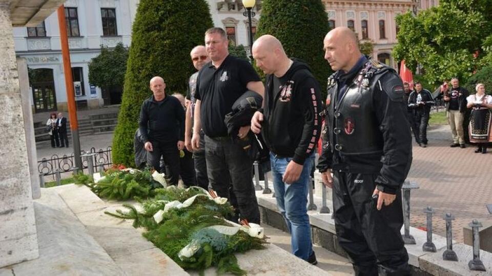 Rusi pred prešovským pamätníkom osloboditeľov.