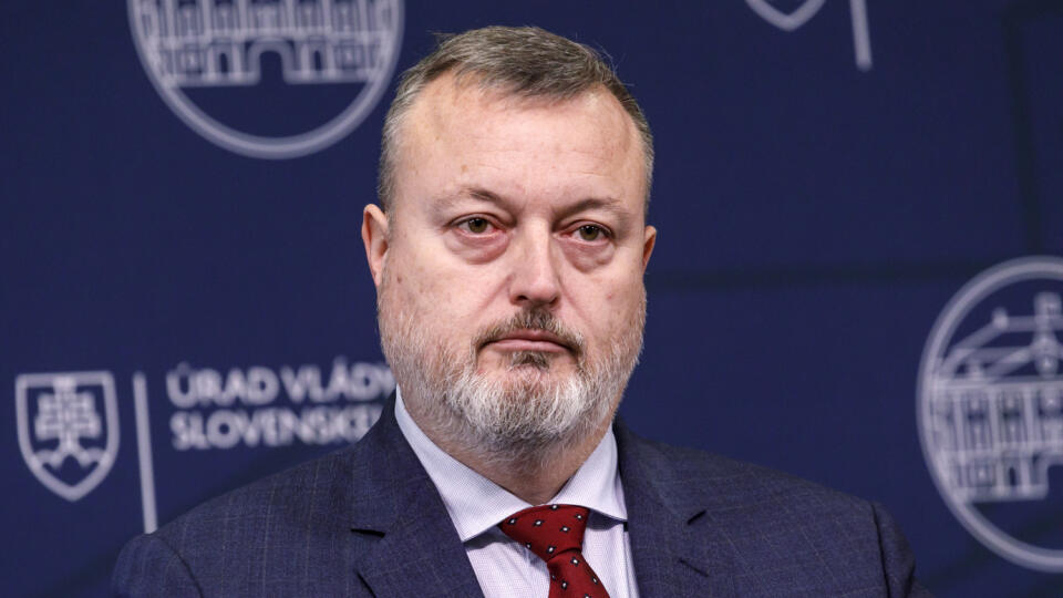 Na snímke minister práce, sociálnych vecí a rodiny SR Milan Krajniak (Sme rodina) počas tlačovej konferencie po rokovaní vlády SR v Bratislave 5. decembra 2022. Vláda v pondelok schválila stabilizačné príspevky pre zdravotníkov vo výške 5000 eur. Opatrenie si má celkovo vyžiadať 200 miliónov eur. Zdravotníci sa musia zaviazať, že zostanú v nemocnici či záchranke pracovať tri roky. FOTO TASR - Dano Veselský