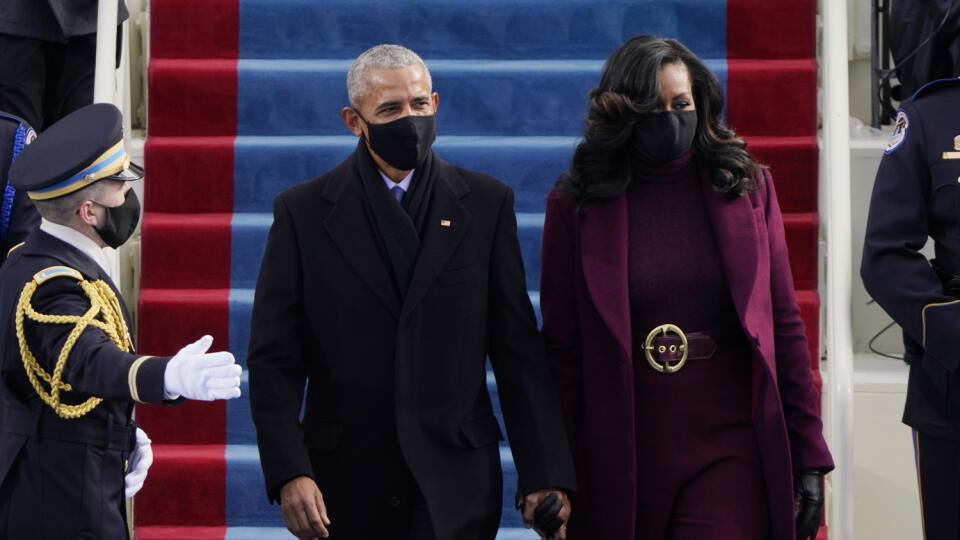 Barack a Michelle Obamovci na inaugurácii Joe Bidena. Michelle od hlavy po päty v štýlovom fialovom outfite.