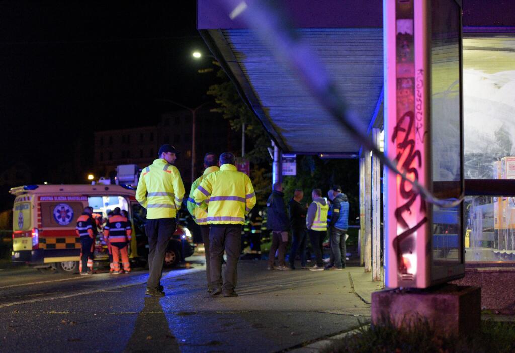 Na bratislavskej Zochovej ulici narazilo v nedeľu krátko po 22.15 h auto do zastávky mestskej hromadnej dopravy (MHD). Nehoda si podľa doterajších informácií vyžiadala štyroch mŕtvych a sedem zranených. Na snímke policajti a príslušníci Hasičského a záchranného zboru zasahujú pri dopravnej nehode na Zochovej ulici 2. októbra 2022 v Bratislave. FOTO TASR - Pavol Zachar