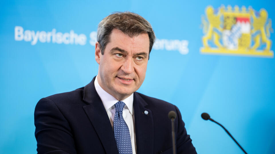 WA 9 Mníchov - Bavorský krajinský premiér Markus Söder počas tlačovej konferencie v súvislosti so šerením nového koronavírusu v Mníchove v pondelok 16. marca 2020. V nemeckej spolkovej krajine Bavorsko bol v pondelok v súvislosti s novým koronavírusom s okamžitou platnosťou vyhlásený stav núdze. FOTO TASR/AP
16.03.2020, Bayern, München: Markus Söder (CSU), Parteivorsitzender und Ministerpräsident von Bayern, spricht auf einer Pressekonferenz in der bayerischen Staatskanzlei zu den Auswirkungen
