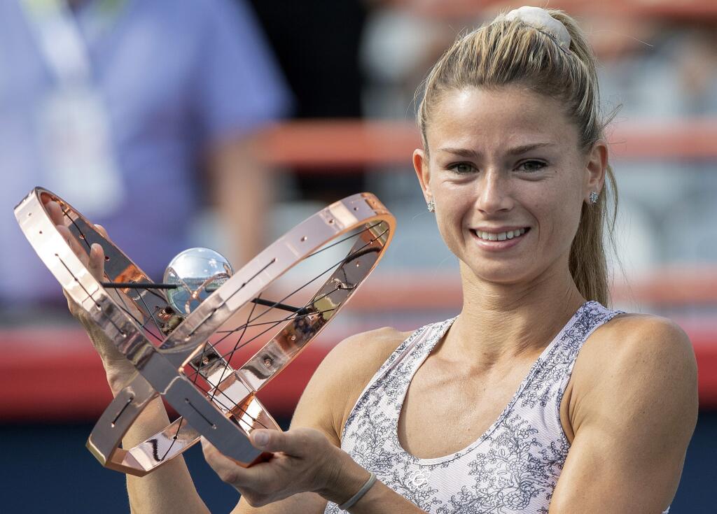 Talianska tenistka Camila Giorgiová pózuje s trofejou po víťazstve nad Češkou Karolínou Plíškovou vo finále ženskej dvojhry na turnaji WTA 1000 v Montreale.