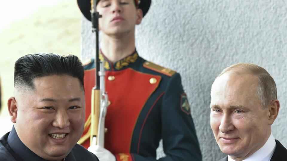 WA 6 Vladivostok - Severokórejský líder Kim Čong-un (vľavo) pózuje fotografom počas prvého summitu s ruským prezidentom Vladimirom Putinom (vpravo) v meste Vladivostok na ruskom Ďalekom východe 25. apríla 2019. Témou vôbec prvého stretnutia Kima s ruským prezidentom budú možnosti politického a diplomatického riešenia jadrového problému na Kórejskom polostrove, bezpečnosť severovýchodnej Ázie a bilaterálne vzťahy. FOTO TASR/AP
Russian President Vladimir Putin, right, and North Korea's leader