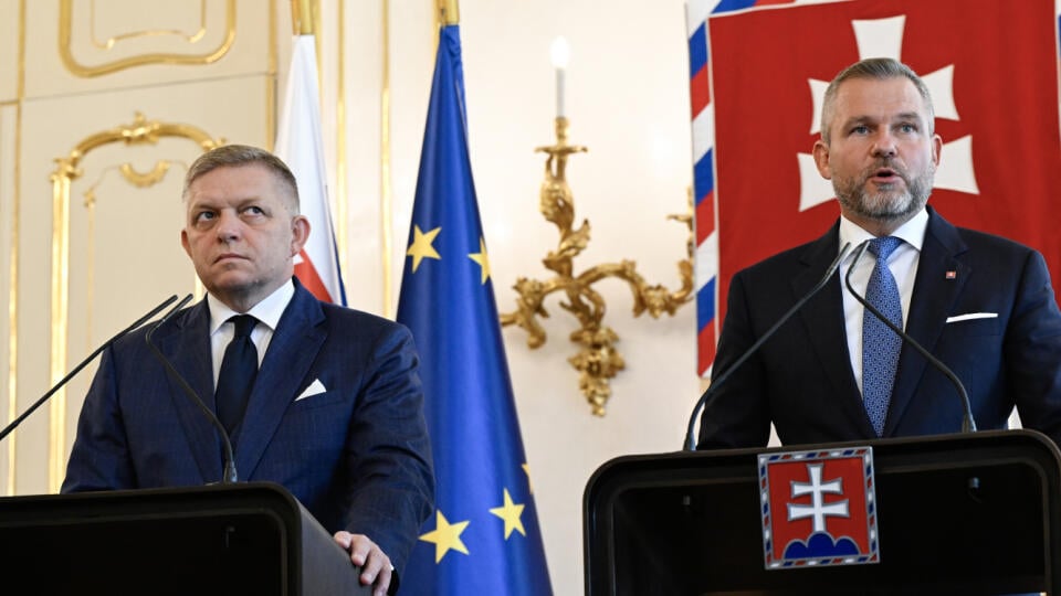 Na snímke vpravo prezident SR Peter Pellegrini
a vľavo predseda vlády SR Robert Fico (Smer-SD) počas ich spoločného vyhlásenia po rozhovoroch 27. augusta 2024 v Prezidentskom paláci v Bratislave. FOTO TASR - Pavel Neubauer