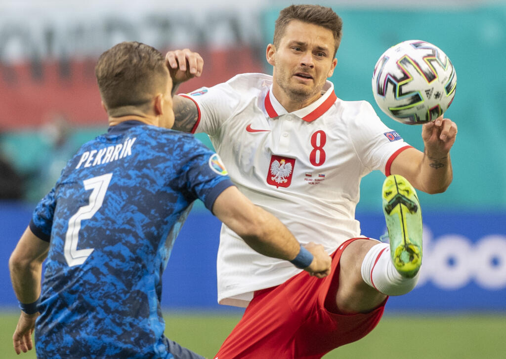 Na snímke vľavo slovenský hráč Peter Pekarík a vpravo poľský hráč Karol Linetty v zápase E-skupiny na majstrovstvách Európy vo futbale Poľsko - Slovensko 14. júna 2021 v ruskom Petrohrade. FOTO TASR - Martin Baumann