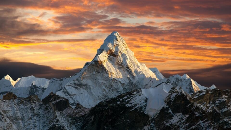 Evening,Panoramic,View,Of,Mount,Ama,Dablam,With,Beautiful,Sky