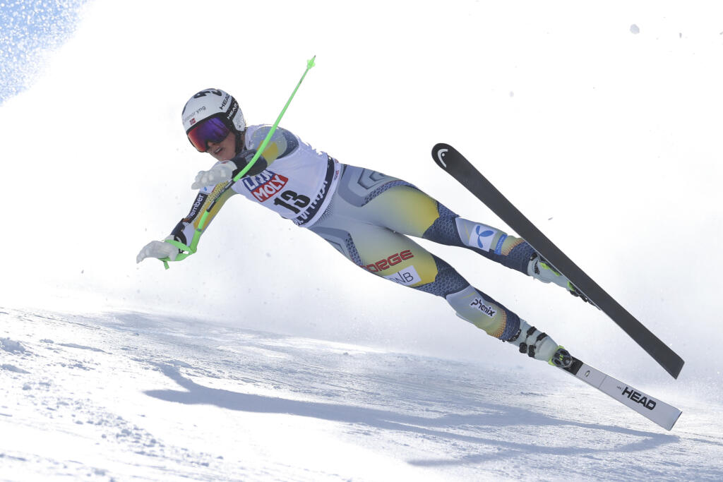 Na snímke nórska lyžiarka Kajsa Vickhoffová padá v super G Svetového pohára v alpskom lyžovaní v talianskom stredisku Val di Fassa.