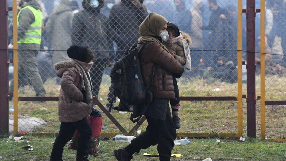 Situácia na spoločnej hranici Bieloruska s Poľskom v utorok eskalovala, keď poľské bezpečnostné zložky použili slzotvorný plyn a vodné delo proti migrantom na hraniciach s Bieloruskom, ktorí smerom k nim hádzali kamene, pokúšali sa preraziť zábrany a preniknúť do Poľska.