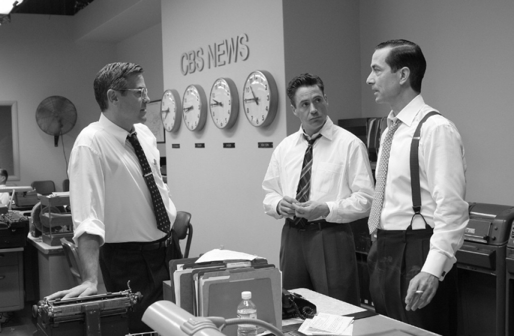 George Clooney, Robert Downey Jr. a David Strathairn ako legendárny komentátor Edward R. Murrow vo filme Goog Night, ang Good Luck (2005).
