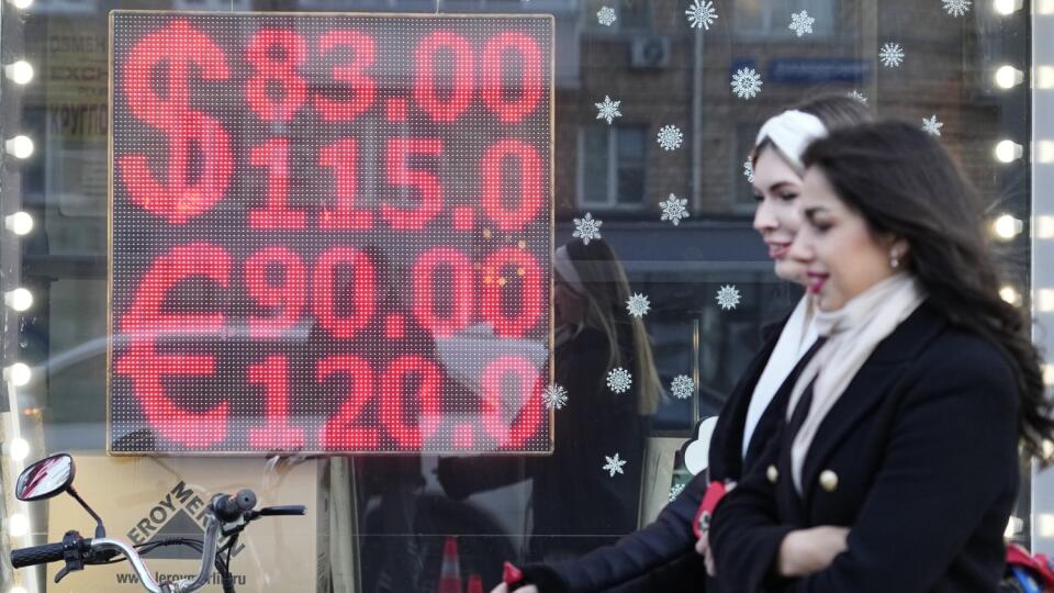 Ľudia kráčajú okolo zmenárne s výmenným kurzom amerického dolára a eura voči rubľu v centre Moskvy v pondelok 28. februára 2022
