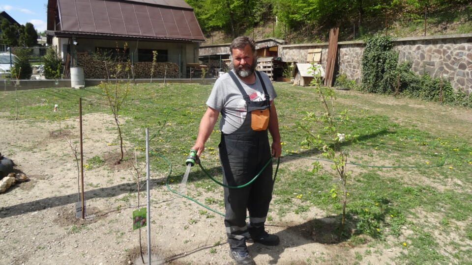 Tibor (57) kúpil chalupu len pred dvomi rokmi, ale určite by ju nepredal. Život na vidieku mu vyhovuje.