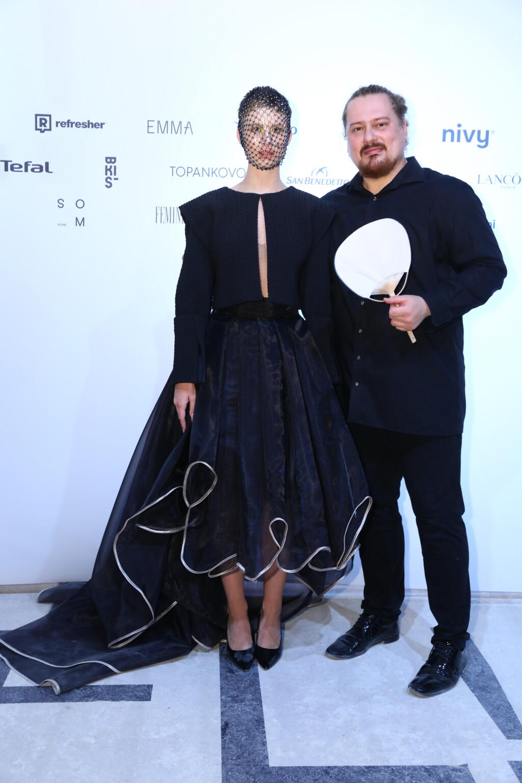 dizajnér Boris Hanečka s modelkou a dcérou Zuzany Čapútovej Emmou.