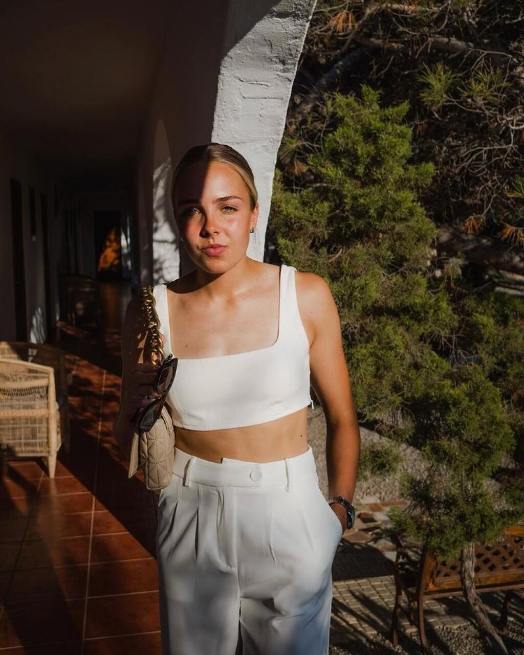 Ellie Roebuck sa okrem futbalu živí aj modelingom. Perfektne vie zapózovať pred fotoaparátom. Na svojom Instagrame prednedávnom zverejnila príspevok, ktorý dosvedčuje, že je so spoluhráčkami na Ibize, kde pokračuje legendárna oslava.