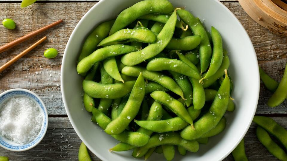 Počuli ste už o japonskej pochúťke edamame? Nápadne pripomína hrach a je chutnou potravinou plnou živín!