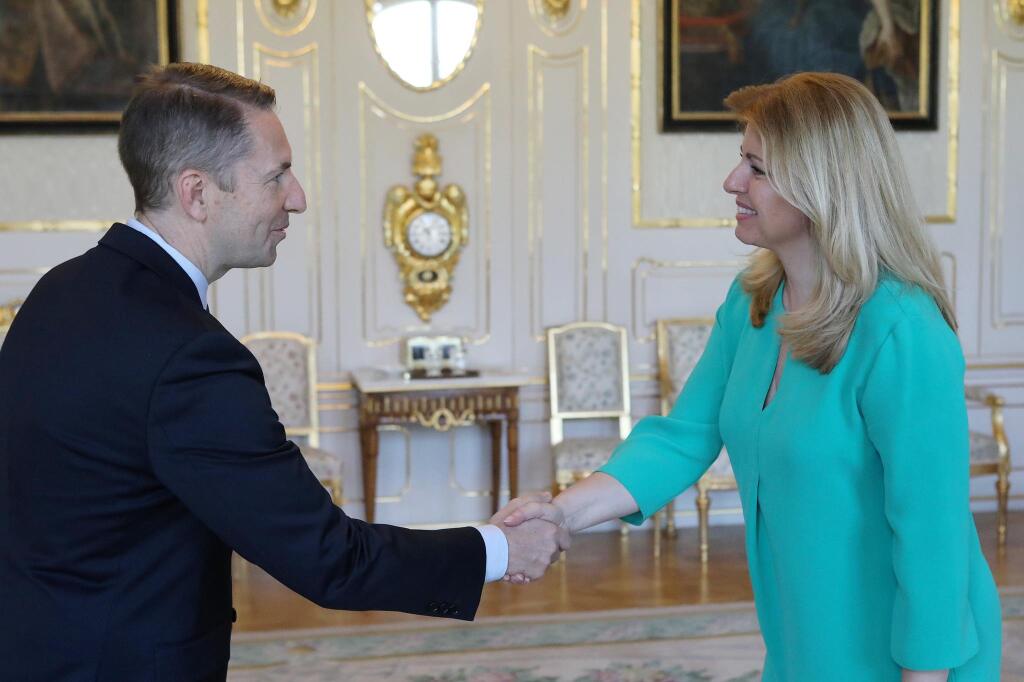 Výnimočne bez rúška, príliš žoviálneho úsmevu i podania rúk.
