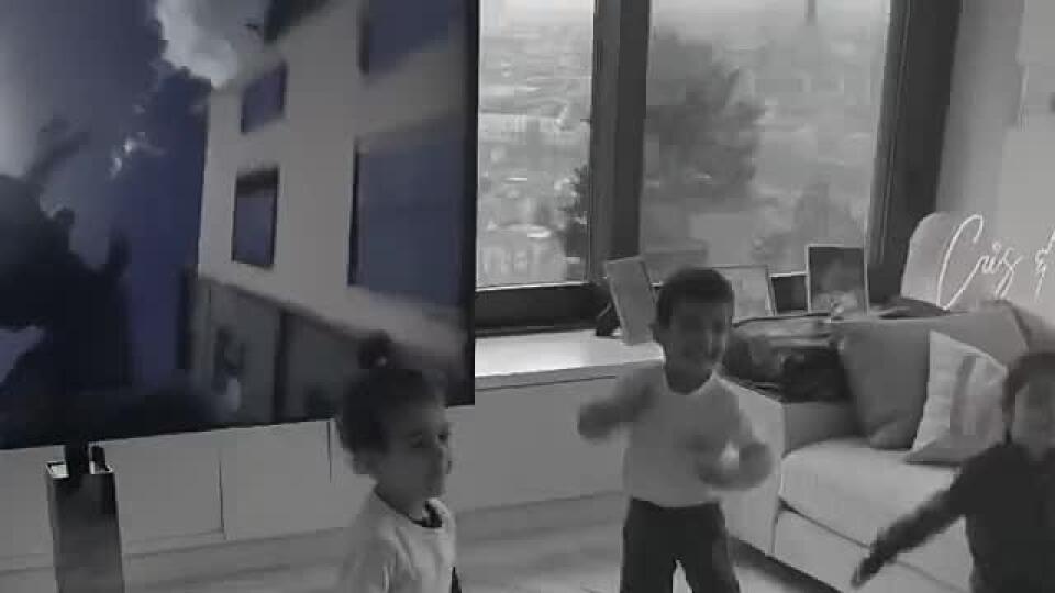 VIDEO Ronaldove deti to rozbalili v plnej paráde: Párty priamo v obývačke!