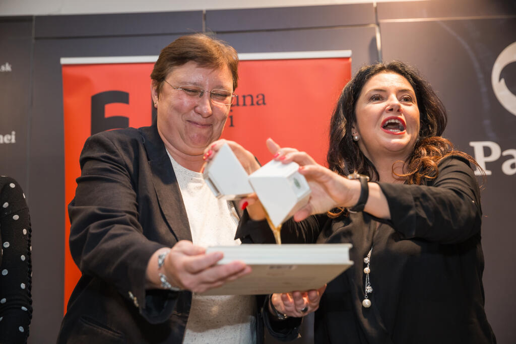 Krst kuchárskej knihy Kataríny Nádaskej a krstnou mamou bola Iveta Malachovská v Bratislavskom kníhkupectve