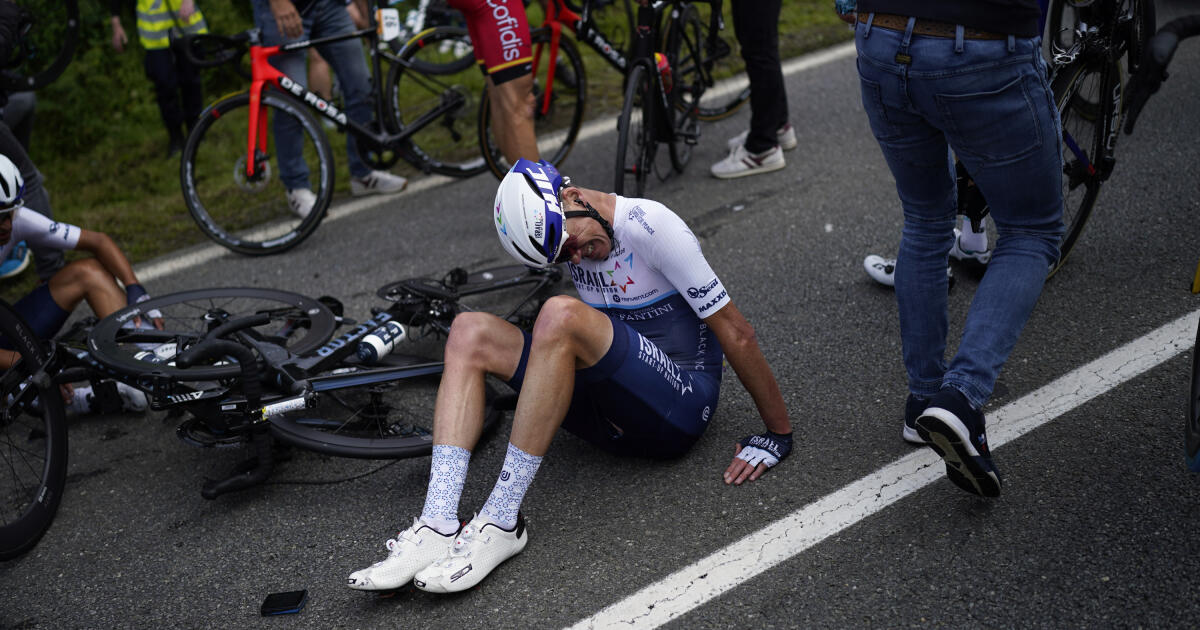 VIDEO Hromadný pád v prvej etape Tour de France