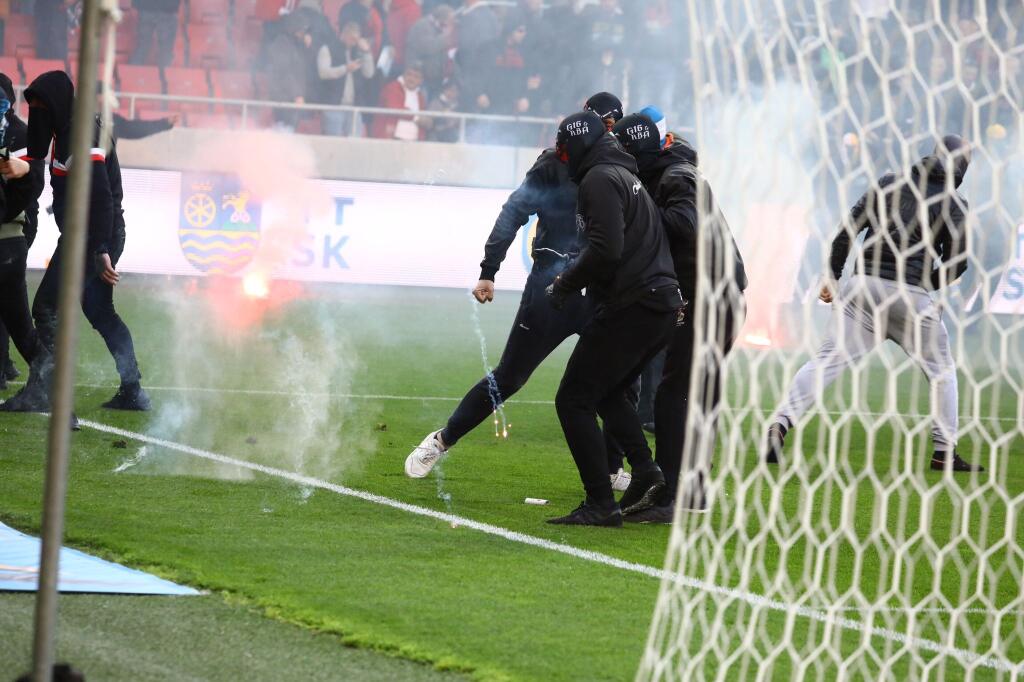 Šokujúce zábery z derby medzi Spartakom Trnava a Slovanom Bratislava. Fanúšikovia sa vtrhli na hraciu plochu a bili sa hlava nehlava.