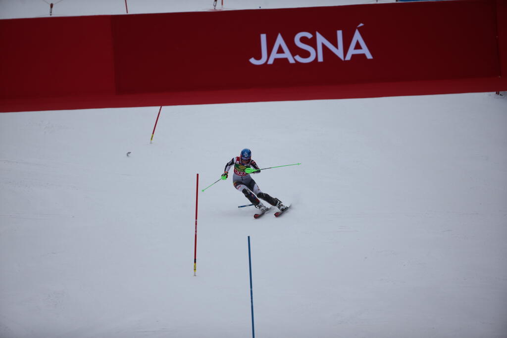 Petra Vlhová na trati 1. kola slalomu v Jasnej.