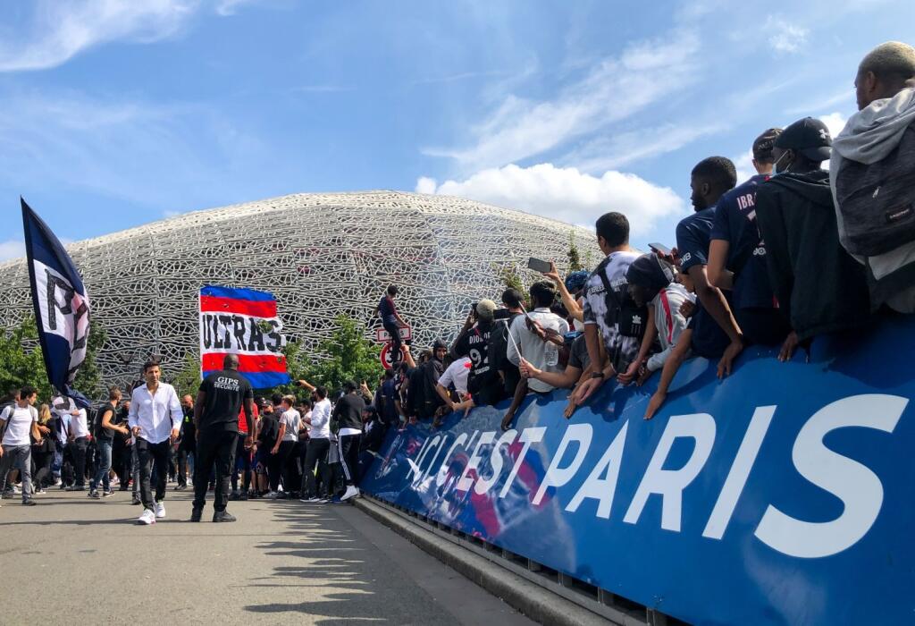 Fanúšikovia už dva dni pred Messiho príchodom stáli v davoch pred štadiónom PSG a potom, ako bolo jasné, že Argentínčan zmení dres, sa pred Park princov nahrnul snáď celý Paríž. Fanúšikovia zapaľovali svetlice, liezli po dopravných značkách, aby mali lepší výhľad.