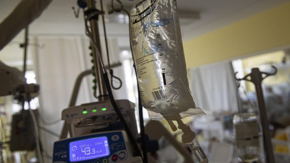 Na snímke jednotka intenzívnej starostlivosti v COVID červenej zóne na Klinike pneumológie a ftizeológie I. Slovenskej zdravotníckej univerzity (SZU) a Univerzitnej nemocnice Bratislava (UNB) v Ružinove. Bratislava, 25. februára 2021. FOTO TASR - Michal Svítok