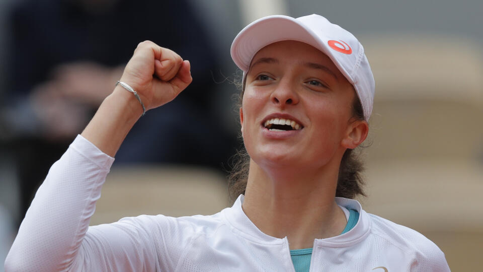 KK14 Paríž - Poľská tenistka Iga Swiateková sa teší po víťazstve proti Argentínčanke Nadii Podorskej v semifinále dvojhry na grandslamovom turnaji Roland Garros 8. októbra 2020 v Paríži. FOTO TASR/AP
Poland's Iga Swiatek celebrates winning her semifinal match of the French Open tennis tournament against Argentina's Nadia Podoroska in two sets, 6-2, 6-1, at the Roland Garros stadium in Paris, France, Thursday, Oct. 8, 2020. (AP Photo/Alessandra Tarantino)