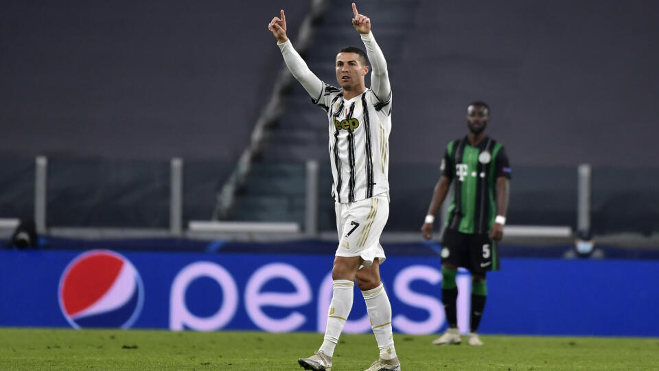 WA 64 Turín - Futbalista Juventusu Turín Cristiano Ronaldo sa teší po strelení gólu v zápase 4. kola G-skupiny Ligy majstrov Juventus Turín - Ferencváros Budapešť v Turíne v utorok 24. novembra 2020. FOTO TASR/AP  

Juventus' Cristiano Ronaldo celebrates after scoring during the Champions league, group G soccer match between Juventus and Ferencvaros, at the Allianz Stadium in Turin, Italy, Tuesday, Nov. 24, 2020. (Marco Alpozzi/LaPresse via AP)