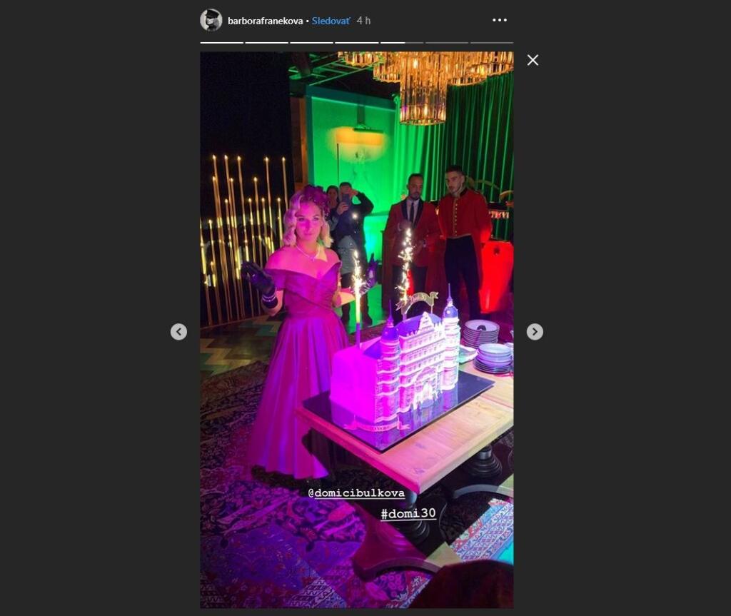 Dominika dostala viacero špeciálnych darčekov. Jedným z nich bola aj torta v tvare hotela z filmu Grandhotel Budapešť. V štýle tohto filmu sa niesla celá oslava a aj dress code.