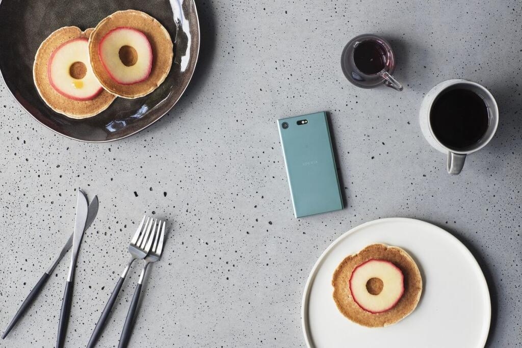 Xperia XZ1 Compact na stole