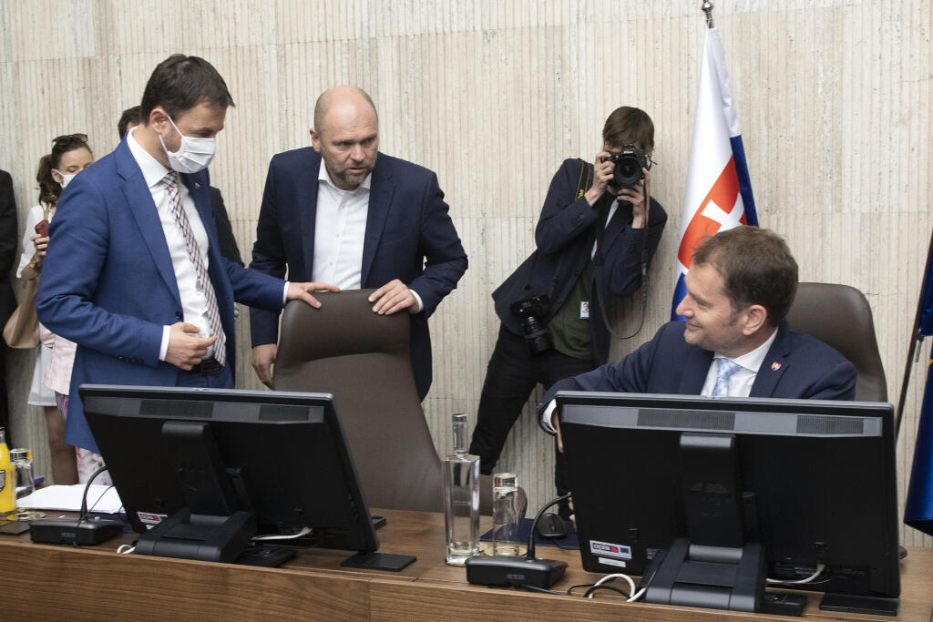 Na snímke zľava minister financií Eduard Heger (OĽaNO), podpredseda vlády a minister hospodárstva SR Richard Sulík (SaS) a predseda vlády SR Igor Matovič (OĽaNO) počas rokovania 26. schôdze vlády SR 24. júna 2020 v Bratislave. FOTO TASR - Pavel Neubauer