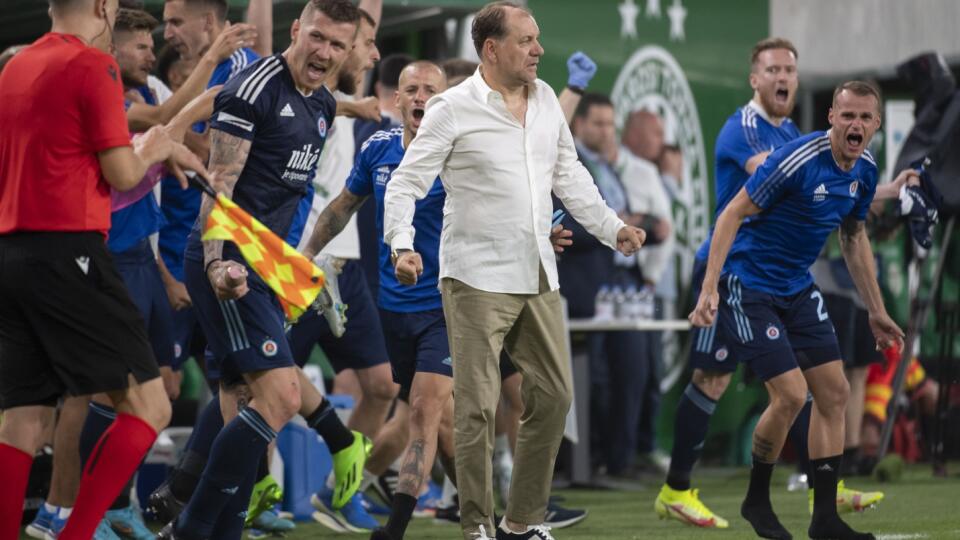 Tréner Slovana Vladimír Weiss st. (uprostred) a futbalista Slovana Juraj Kucka (tretí zľava) sa tešia po výhre v zápase 2. predkola Ligy majstrov Ferencváros Budapešť - Slovan Bratislava v Budapešti v stredu 20. júla 2022. Slovan vyhral na pôde Ferencvárosu 2:1.