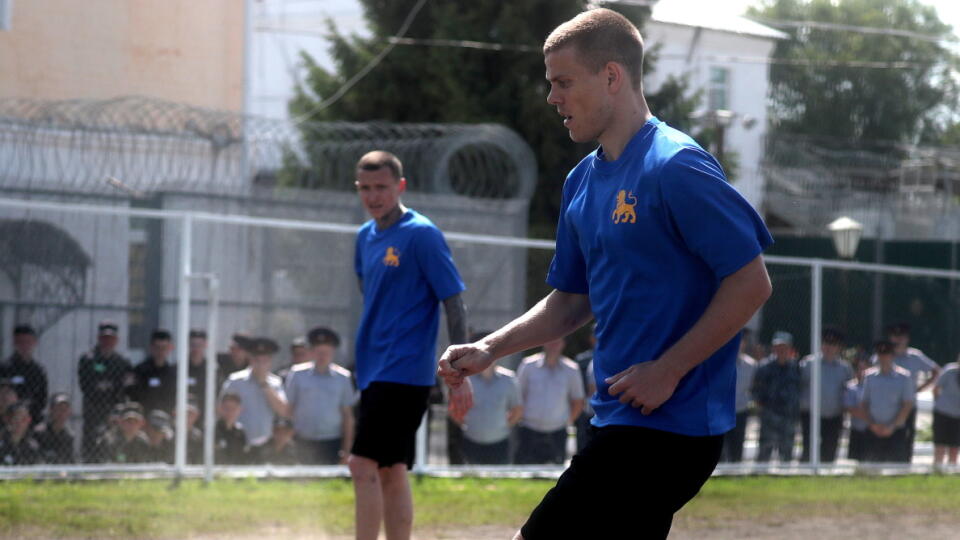 Dvojica odsúdených hviezd počas futbalového duelu na dvore väznice.