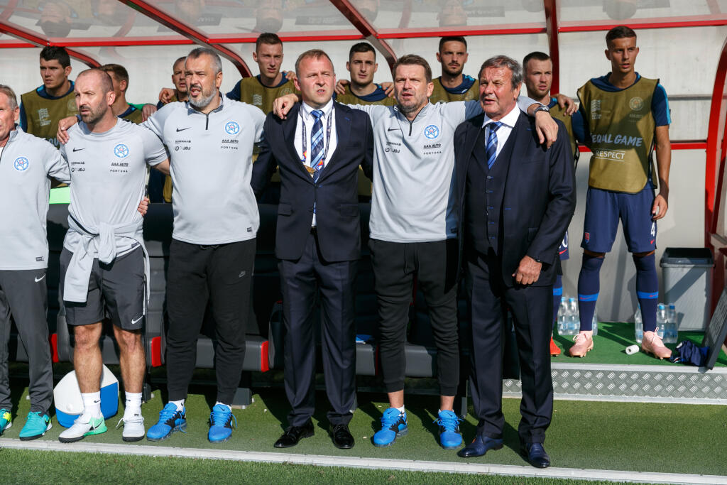 Na slovenskú reprezentáciu však nezanevrel a bude jej držať palce aj v budúcnosti. „Už dnes proti Švédom. Veď tam je plno mojich spolupracovníkov na čele s asistentom Štefanom Tarkovičom, ktorému držím palce,“ povedal Kozák.
